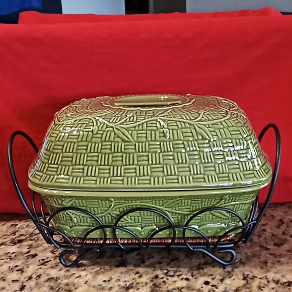 TEMP-TATIONS Presentable Ovenware Covered Green Casserole Dish. 4 Qt. by Tara.